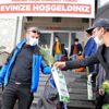 Bingöl'de karantina süresini dolduran vatandaşlar hatıra fidanlarıyla evlerine yolcu edildi Bingöl'de karantina süresini dolduran vatandaşlar hatıra fidanlarıyla evlerine yolcu edildi