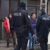 Anne ile kızı kirayı ödeyemeyince sokakta kaldı Anne ile kızı kirayı ödeyemeyince sokakta kaldı