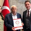'Türkiye'nin en yaşlı muhtarı' mazbatasını aldı 'Türkiye'nin en yaşlı muhtarı' mazbatasını aldı