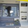 Babasına kızdı ATM'leri çekiçle parçaladı Babasına kızdı ATM'leri çekiçle parçaladı