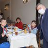Çeşme Belediye Başkanı Oran ev ev gezip Türk Bayrağı dağıttı Çeşme Belediye Başkanı Oran ev ev gezip Türk Bayrağı dağıttı