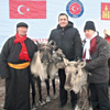 Dukha Türklerine Ren geyiği hediyesi Dukha Türklerine Ren geyiği hediyesi