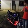 Şov yaparken motosikletin motoru alev aldı Şov yaparken motosikletin motoru alev aldı