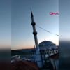 Hasar gören cami minaresi yıkıldı Hasar gören cami minaresi yıkıldı