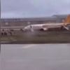 Pistten çıkan uçaktaki yolcuların tahliyesi amatör kameraya yansıdı
