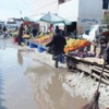 Eriyen kar suları semt pazarını bastı Eriyen kar suları semt pazarını bastı
