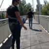 Üst geçitteki kadın polisi harekete geçirdi Üst geçitteki kadın polisi harekete geçirdi