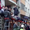 İnşaattan düşen tuğla sepeti işçiyi yaraladı