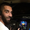 Arda Turan pijamasıyla pilot koltuğunda Arda Turan pijamasıyla pilot koltuğunda