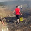 Otluk alandaki yangını vatandaş söndürdü: Kova kova su taşıdılar