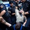 Rus gazeteci protestosu Kremlin'e sıçradı