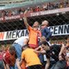 Son maçına çıkan Podolski’ye basın mensuplarından pasta Son maçına çıkan Podolski’ye basın mensuplarından pasta