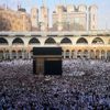 Suudi Arabistan ülkede ikamet edenlerin umre ziyaretlerini geçici olarak durdurdu