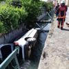 Sulama kanalına devrilen otomobil, çekiciyle çıkarıldı
