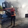 Mersin'de seyir halindeyken alev alan kamyon yandı Mersin'de seyir halindeyken alev alan kamyon yandı