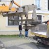 Vatandaş yasak dinlemedi, belediye bankları kepçeyle topladı Vatandaş yasak dinlemedi, belediye bankları kepçeyle topladı