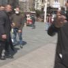 Seyyar satıcılar kavga etti, gazetecilere saldırdı