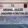 Tarihi eserler zeytin bidonundan çıktı Tarihi eserler zeytin bidonundan çıktı