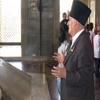 Gazi Atatürk'ün anıtı önünde dua edip şiir okudu
