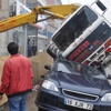 Demir yüklü vinç otomobilin üzerine devrildi
