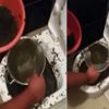 Polis klozetten süzgeçle topladı! Polis klozetten süzgeçle topladı!