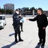 Erzurum da polisler sokaklarda maske dağıttı Erzurum da polisler sokaklarda maske dağıttı
