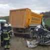 Hafriyat kamyonu otomobili biçti: 1 ölü
