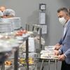 Cumhurbaşkanı Yardımcısı Oktay, işçilerle birlikte sahur yaptı Cumhurbaşkanı Yardımcısı Oktay, işçilerle birlikte sahur yaptı