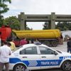 Bonzai içip kullandığı kamyonla nizamiye duvarına çarptı Bonzai içip kullandığı kamyonla nizamiye duvarına çarptı