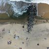 New Jersey plajlarında sosyal mesafeli güneşlendiler