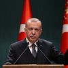 Bekçiler müdahale etti, "devlet büyüklerine hakaret" suçlamasıyla gözaltına alındı