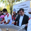 Başkanı Cüneyt Yemenici Vatandaşlara Aşure İkram Etti Başkanı Cüneyt Yemenici Vatandaşlara Aşure İkram Etti