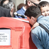 Asker eşini, polis kıyafetiyle uğurladı Asker eşini, polis kıyafetiyle uğurladı
