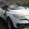 Araçta sıkışan kadına şemsiyeli koruma Araçta sıkışan kadına şemsiyeli koruma