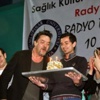 Beyazıt Öztürk Ayakkabıyla Fotoğraf Çektirdi Beyazıt Öztürk Ayakkabıyla Fotoğraf Çektirdi