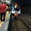 Raylara atlayan kişi, trenin çarpmasıyla öldü