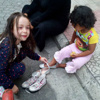 Küçük kız Suriyeli sığınmacıya ayakkabısını hediye etti