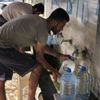 Evlerine bidon bidon su taşıyorlar Evlerine bidon bidon su taşıyorlar