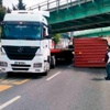 Üst geçide çarpan konteynır ezdi