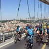 İstanbul Boğazı'nı pedal çevirerek geçtiler