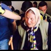 Van Persie'yi görmek için bastonuyla geldi
