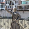 Selfie çeken şehzade heykeli şaşkınlık yarattı