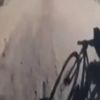 Bisiklet sürücüsünden adrenalin dolu gösteri