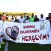Yeşil sahada pankartla evlenme teklifi Yeşil sahada pankartla evlenme teklifi