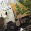 Kamyon apartmandan içeri girdi Kamyon apartmandan içeri girdi