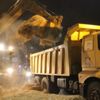 Saman yüklü tır üst geçide takıldı Saman yüklü tır üst geçide takıldı