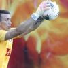 Muslera alçılı ayağıyla antrenmana çıktı