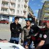 Yer: Aksaray... Sokağa çıkma kısıtlamasına uymadılar, çekirdek çitlerken polise yakalandılar! Yer: Aksaray... Sokağa çıkma kısıtlamasına uymadılar, çekirdek çitlerken polise yakalandılar!