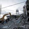 Arnavutluk'ta şiddetli deprem! Türklerin kaldığı otel çöktü