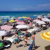 Kuşadası nda sıcaktan bunalan plaja koştu